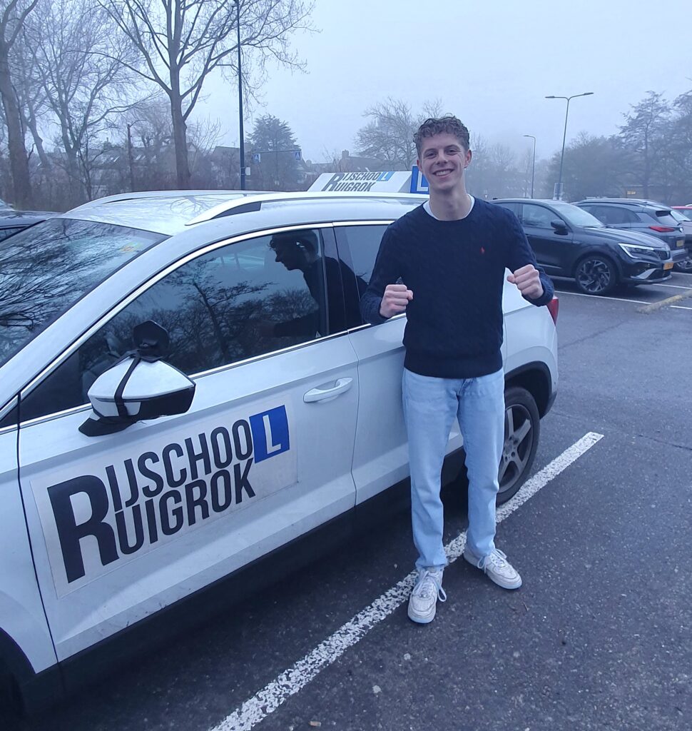 Beste Arjan, Bij jou rijschool heb ik een hele leuke maar ook leerzame tijd gehad. Ook al duurde het net iets langer dan bij de meeste, toch hield je altijd geduld voor mij en probeerde je mij zo goed mogelijk te helpen. Ik heb dankzij jou niet vertrouwen gekregen op de weg maar ook wat meer verantwoordelijkheid. Dankjewel voor je geduld en deze leuke tijd die je mij hebt gegeven❤️.